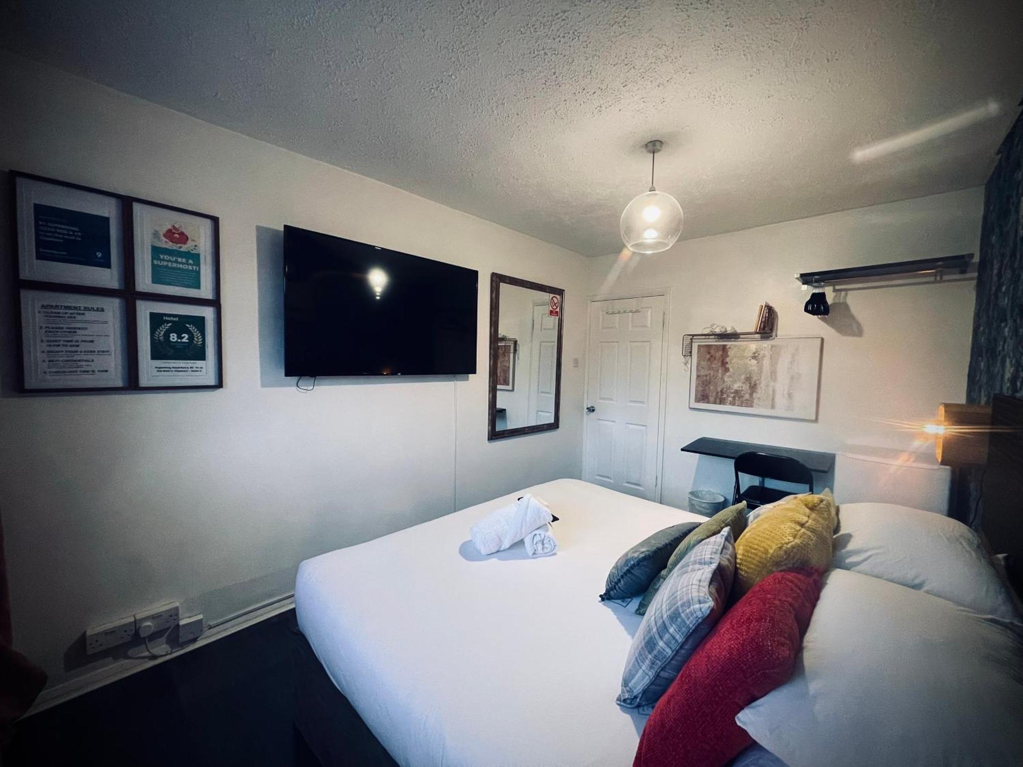 R1 Superking Sized Bed & 65" Tv On The Wall In Clapham Appartement Londen Buitenkant foto
