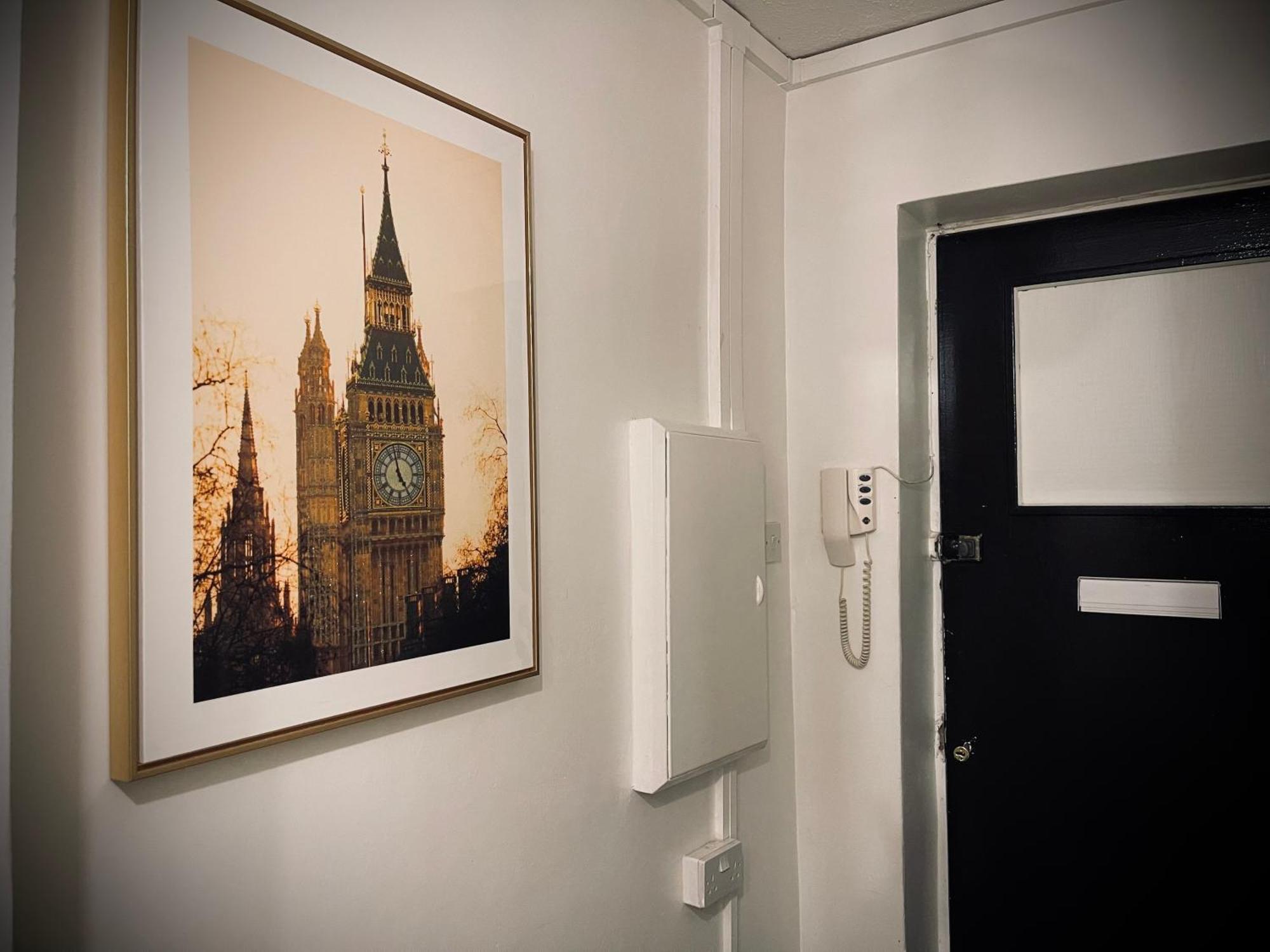 R1 Superking Sized Bed & 65" Tv On The Wall In Clapham Appartement Londen Buitenkant foto